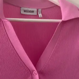 Säljer min nästan aldrig andvända rosa ”pike” tröja. ❤️💜många intresserade så budgivning. Budet ligger på 200 + frakt ❤️
