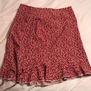 Fin tunn kjol att ha på sommaren, kommer tyvärr ej ihåg märke, har klippt bort lappen, Pris: 20kr+ frakt, nästan aldrig använd
