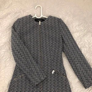 Zara Kappa  - Säljer kappa från Zara. Skicket är som ny. Storlek: xs