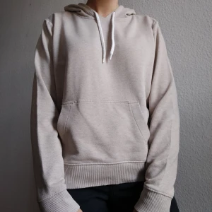 Beige Basic Hoodie M - Beige Basic Hoodie Storlek M. Är i gott skick och säljs då den inte används.  