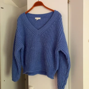 Superfin blå stickad tröja  - Jättefin stickad tröja!