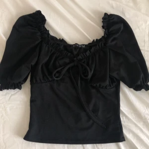 Puff ärm topp med knytning fram - Aldrig använd och endast testad då den inte riktigt är min stil längre💕köpt i februari✨köparen står för frakten🌸