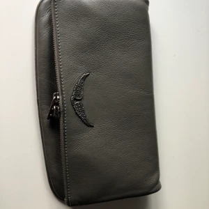 Zadig väska  - Grå Zadig väska i den klassiska modellen. I bra skick, använt fåtal gånger 