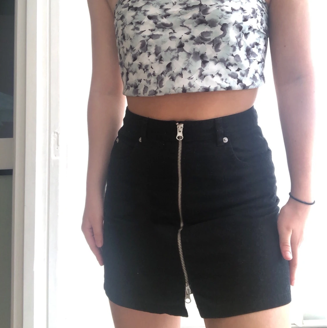 Kort svart kjol från Weekday