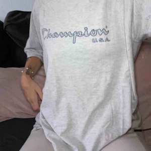  - Stor grå t-shirt från champion. Köpt på humana second hand i Malmö. Storleken står inte men skulle nog tro att den passar lite mellan XS-L ungefär beroende på vilken passform man önskar.   !! Frakt ingår ej !!