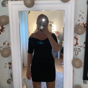 Klänning  - Svart klänning med en fin off shoulder🖤 säljer pga liten, storlek 36🥰 hör av dig vid intresse eller frågor!!😇 köparen står för frakten 😚