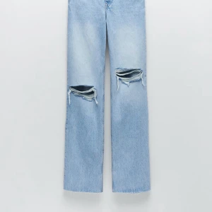 Håliga jeans från zara - Säljer dessa sjukt fina jeans ifrån zara med hål. Full legngt så långa! Aldrig använda då de inte passa mig, pris lapp kvar. Storlek 34 Bud från 400