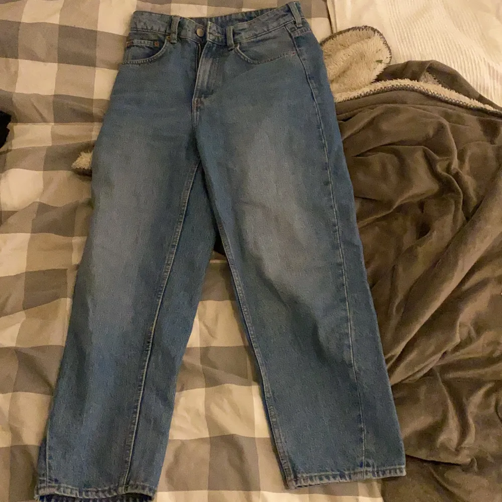 Jeans från weekday i modellen meg! W27 L26. Säljes pga felköp, använda endast några få gånger. Köparen står för frakt💞. Jeans & Byxor.