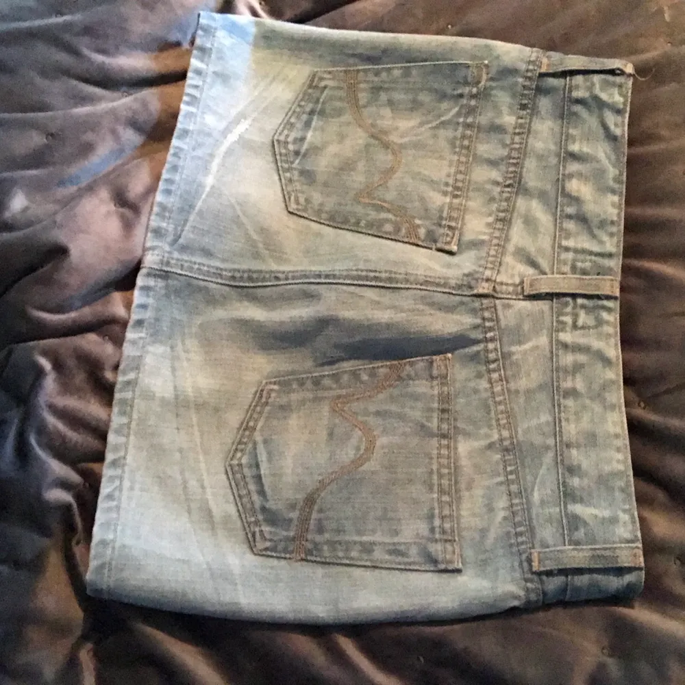 Jätte fin vintage jeans kjol💘 jag känner 2000 vibbar😆 jätte fin köpt secondhand men rensar ut min garderob och har tyvärr inte plats för en kjol till🥺 inget fel på!! Skriv för bättre Biler/frågor💘. Kjolar.