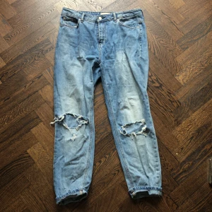 Boyfriend jeans whiped jeans  - So they are amazing I would never sell them but they are just simply too big for me. so if you wanna get the proper „boyfriend look” I think that sizes 38-40 should be super satisfy 