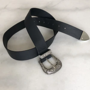 Skärp - Skärp köpt på Stradivarius i London. Sparsamt använt men några mindre slitningar se bilder.  Frakten är inräknad i priset! 