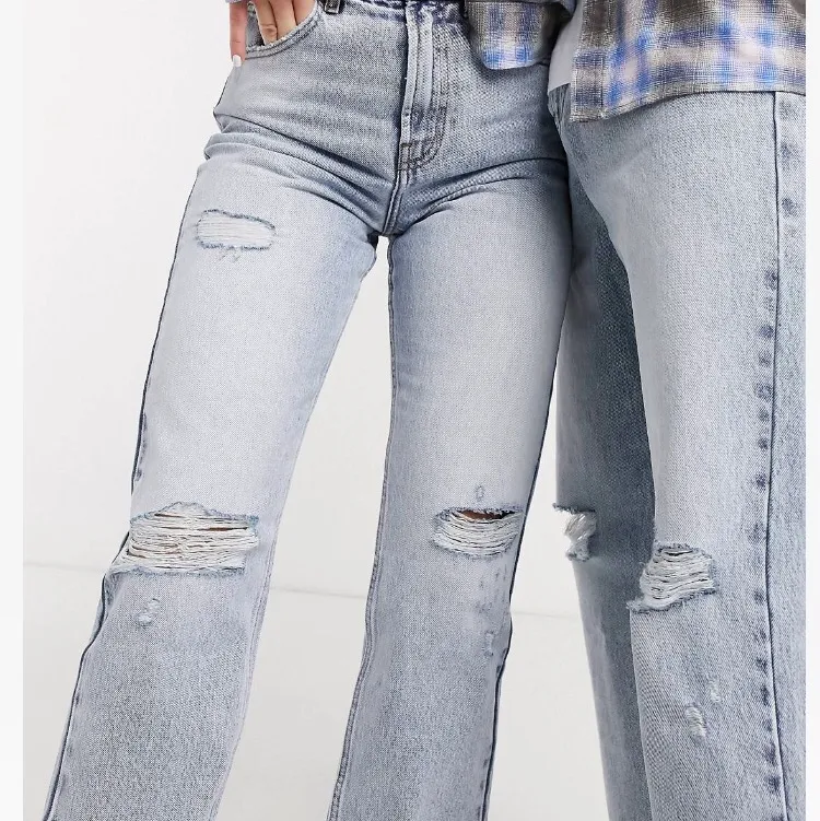 Jag säljer dessa Asos jeans från collusion, tyvärr fel storlek för mig och därför aldrig använda och i nyskick. Storleken är i unisex så passar både tjejer och killar, hör av dig om intresserad❤️. Jeans & Byxor.