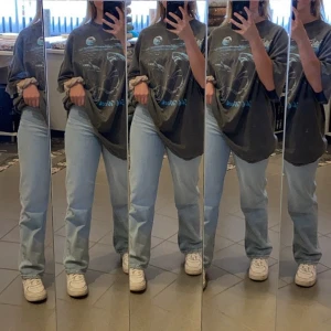 Levis jeans - Raka Levis jeans från Nelly. Köpts för 1199kr! Storlek 25/29! Buda!! Dessa är en modell som ska gå till ankeln men det är lika snyggt som jag har haft de, liggandes över skon. Många intresserade, BUDA!