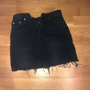 Jeans kjol - Svart fin jeans kjol med fransar nertill från hm💕 använt fåtal gånger, men i mycket fint skick💕 säljer pågrund av för liten