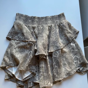 Orm mönstrad kjol - Jätte skön kjol Storlek 40.