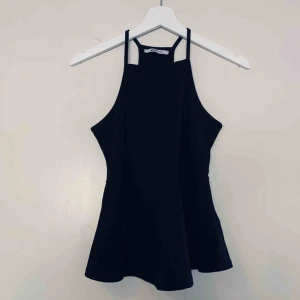  - Svart linne med snygg skärning att ha till både fest och till vardags  Strl. S   Nypris: 299 kr 