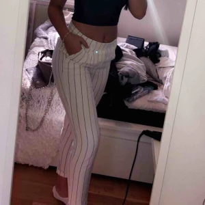  - Jätte fin och sköna ”kostym byxor” men som blivit för små för mig. Dem är väldigt lätta i materialet så sköna på vår/sommar. 