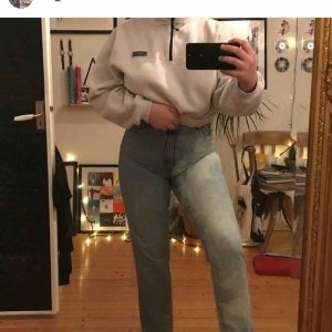  - Split leg jeans, blekt själv men de kommer ursprungligen från monki! Det är väldigt lätt att bleka andra halvan också om man vill att hela jeansen ska va ljusa. köpare står för frakt