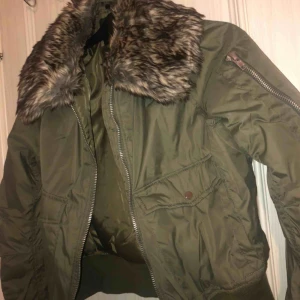 Bomberjacka  - Säljer en jättefin bomberjacka med pälskrage,aldrig använt den då jag använder andra jackor, pälsen är då inte äkta, möts upp i Göteborg eller står köparen för frakt