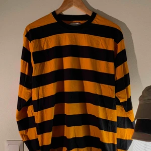 - Svart- / orange randig long sleeve