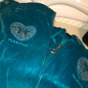  - Säljer ett set, jätte fina mjukisbyxor med en kofta till storlek M, sitter jätte fint, de är lite för stora för mig därav säljer jag de, möts upp i Göteborg eller står köparen för frakt 