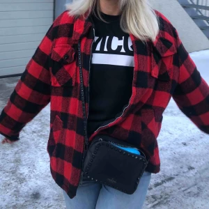  - Världens finaste jacka från herravdelningen på Urban Outfitters. Köpt för ca 1700kr i Köpenhamn. Sitter ungefär som en M, men är ”onesize”. Fodrad på insidan! Sliten på insidan vid ena ärmen, men inget som syns när man har på sig den!