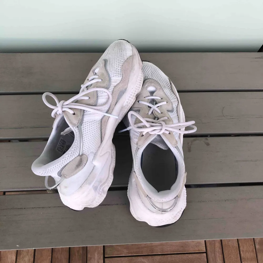 Ett par OZWEEGO skor med reflex från adidas! köpte de på Foot Locker, nyligen. Säljes på grund av försmå. Har egentligen 41 men skulle säga att de är som 39:or😊 Nypris 1249pris kan diskuteras. Kommer såklart tvättas innan köp!!!!. Skor.