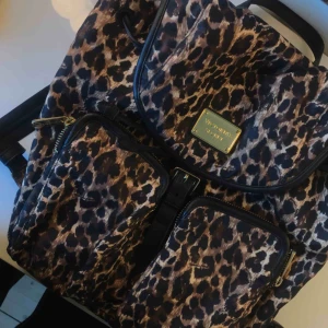  - En ryggsäck från Victoria Secret, i nyskick då den knappt är använd. 50kr frakt tillkommer. (Har även en likadan i rosa, också i nyskick. Hör av dig om du är intresserad)