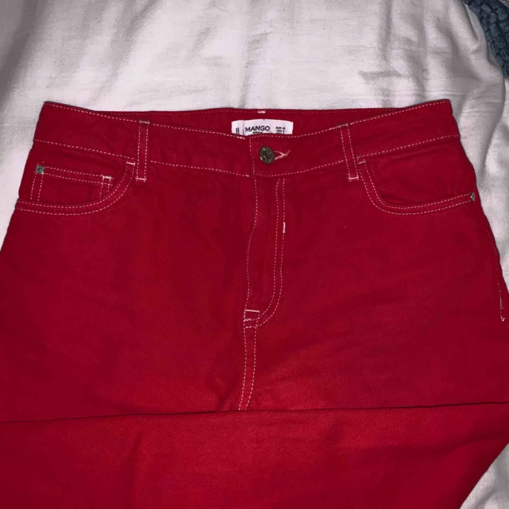 Fina jeans från Mango som är röda. Modell mom jeans så sitter lite lösare nertill och är väldigt sköna och snygga. Köparen står för frakten❤️. Jeans & Byxor.