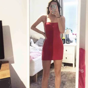  - Röd klänning från HM, ny skick.