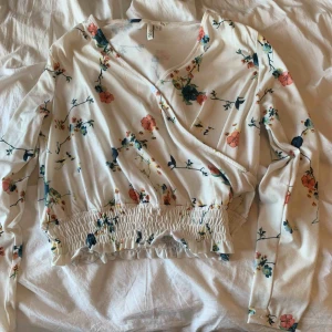  - Blus från Nelly, använd några få gånger, stolek S