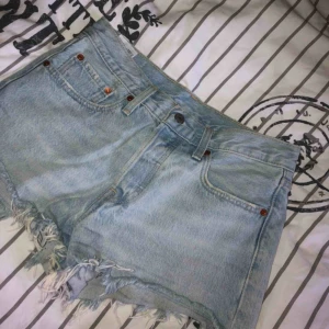  - Snygga o sköna jeansshorts från Levis. Använda ett par gånger men inte längre då de är för små!