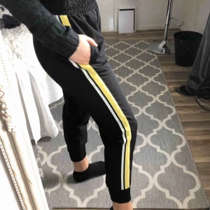 Byxor zara - Snygga byxor från Zara som är väldigt stretchiga. De är korta i modellen men tycker det är väldigt snyggt. Har ett hål vid mudden men det syns inte när de är på. Skulle kunna laga det om intresse finns. Kom med bud.