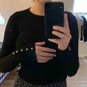  - Fin tröja från Zara med stenar på vid ärmens slut. Strl S 🥰