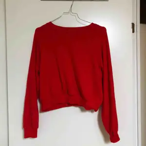 Jättefin röd tröja från Bik Bok. I nyskick förutom ett hål i ena ärmen därav priset men det är inget man märker. Säljer då den inte kommer till användning längre. Köpare står för frakt💞