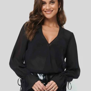  - Skitsnygg blus från Na-kd. Använt en gång.  Frakt tillkommer! 🌸