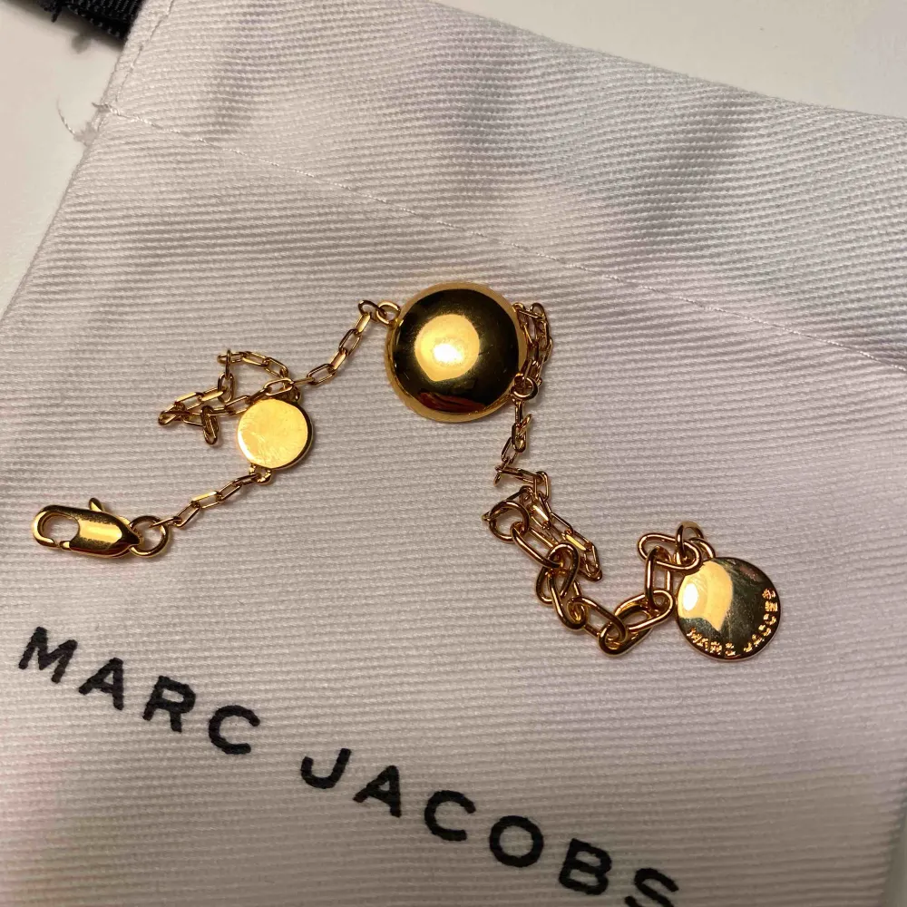 Armband från Marc Jacobs i guldfärg . Accessoarer.