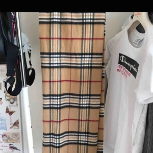  - Säljer min halsduk då den inte riktigt var min stil.