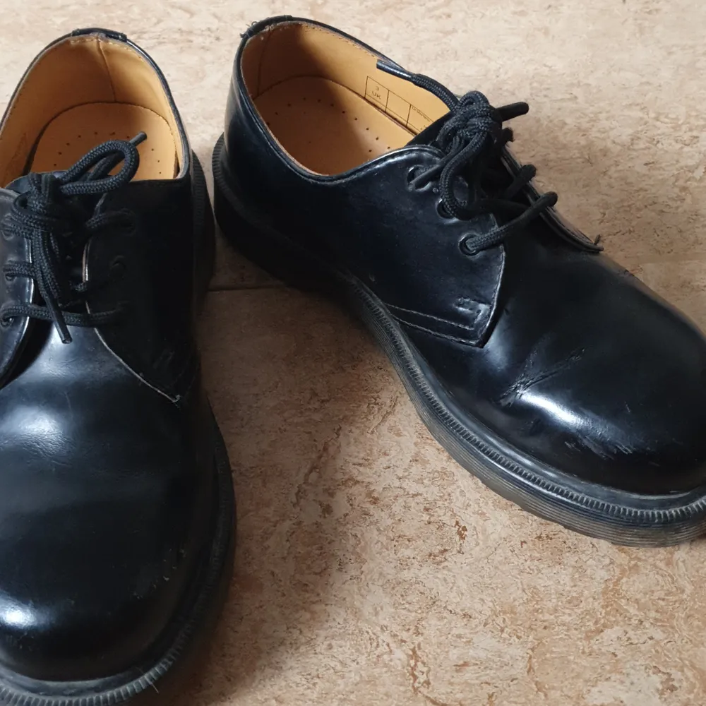 Väl använda men i bra tillstånd, skorna är i storlek 36 (UK 3) men funkar för någon med storlek 37.. Skor.