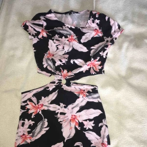  - Klänning som visar ryggen och midjan med rosa blommönster från Tally weijl (köpt i schweiz). Passar S-M