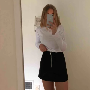  - Svart mockakjol från H&M, för liten för mig nu så säljer den, ganska kort i modellen, fint skick!  Betalning via Swish, köparen står för frakt men kan mötas nära sölvesborg, kristianstad och bromölla!