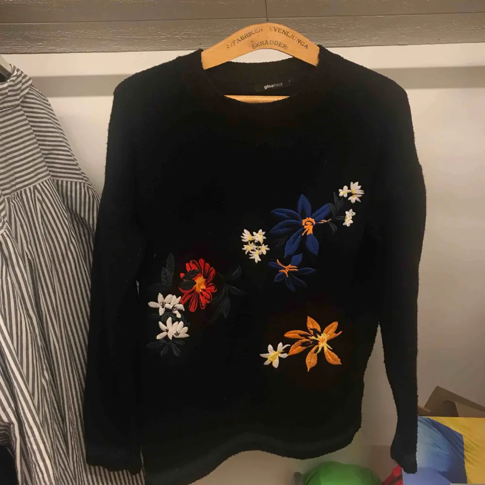 Gosig tröja från Gina Tricot med broderade blommor. Frakt tillkommer🌻. Stickat.