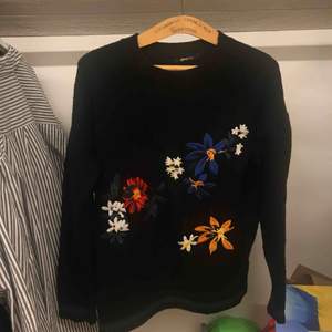 Gosig tröja från Gina Tricot med broderade blommor. Frakt tillkommer🌻