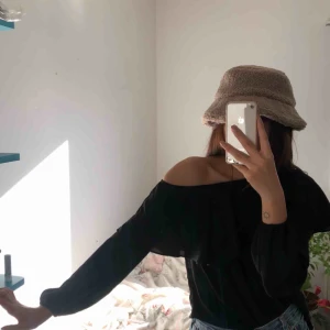  - chiffongblus med bar axel, i fint skick!