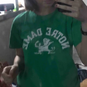  - Säljer snygg tröja från champion med tryck ”noter dame” köpare står för frakt 40 kr! 