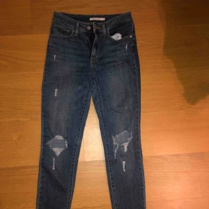  - Skinny jeans från Levis med hål och slitningar, bra skick använd bara inte, stretchiga. Sitter nog bäst på de som är runt 160 cm