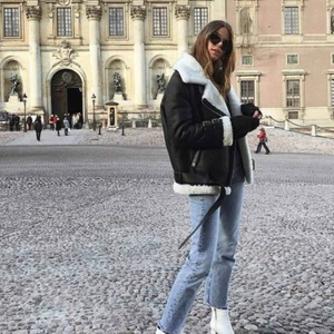  - Snygg jacka från nakd. Först bilden är inte samma men liknande. Nypris: 900kr. Oanvänd. Kom gärna med prisförslag😚