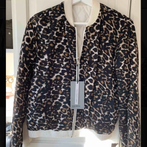  - Assnygg oanvänd bomberjacka som kan går att använda med leoprintet utåt eller det beigevita! Nypris 449kr