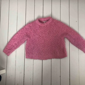 Monki - En väldig rosa tröja från monki som är väldigt mjuk och är lite kortare i magen +frakt