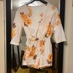  - Jätte fin jumpsuit som aldrig använts då den var för liten vid beställning..